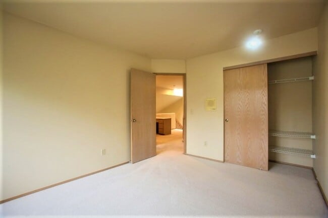 Building Photo - Beautiful 2 Story 3 Bed 2.5 Bath in Sammamish