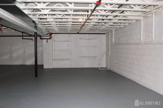 Building Photo - 120 Forest Dr