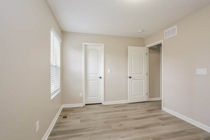 Building Photo - 445 Oak Meadow Dr