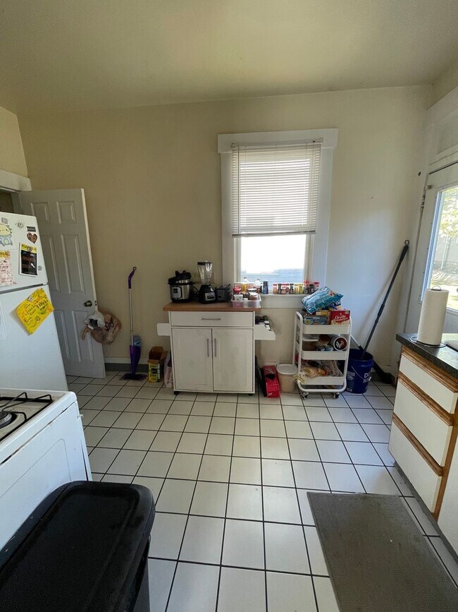 Building Photo - 3 bedroom 1 bath single family home with yard.