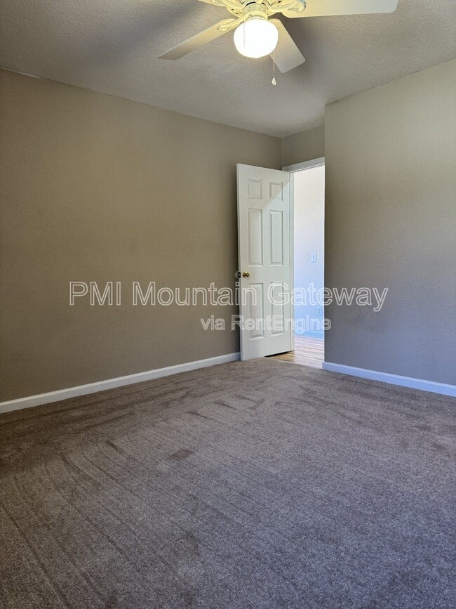 Building Photo - 131 Primrose Dr