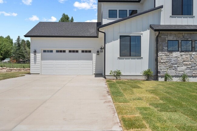 Building Photo - Cozy, Bright, and Spacious Home Nestled in Midway