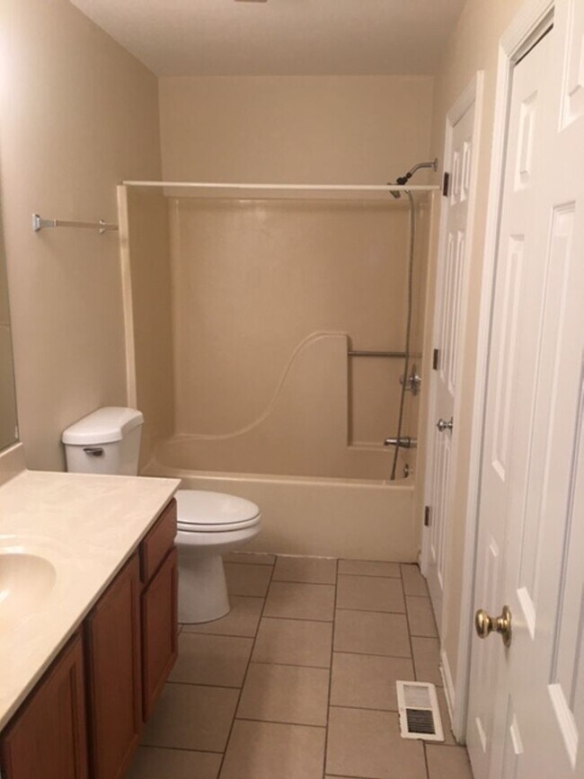 Building Photo - Mt Tabor Townhome Duplex         250520