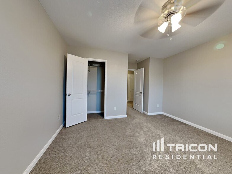 Building Photo - 1327 Tamarack Dr
