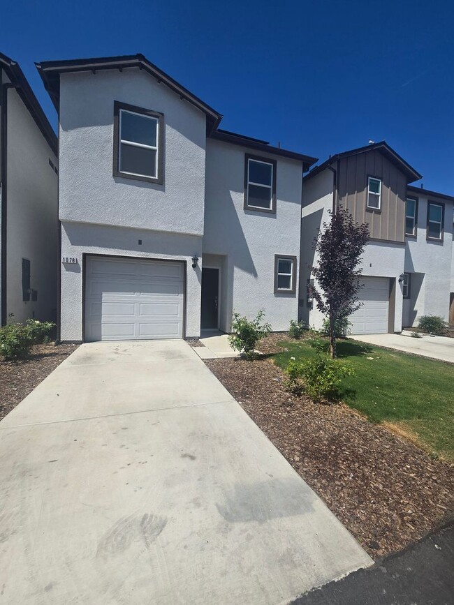 Building Photo - 3 Br 2.5 ba new build home available now