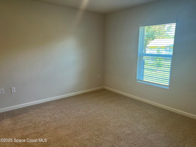 Building Photo - 881 Hollahan Rd SE