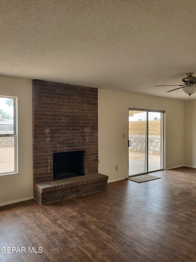 Building Photo - 3453 Hollyglen St