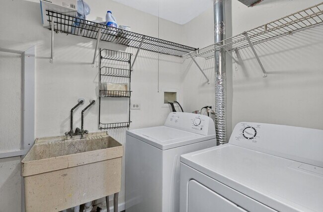 Building Photo - 436 Fordham Pl