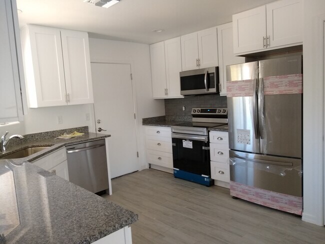 Building Photo - 449 E Blacklidge Dr
