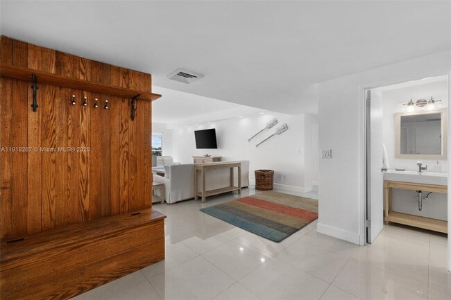 Building Photo - 9102 W Bay Harbor Dr