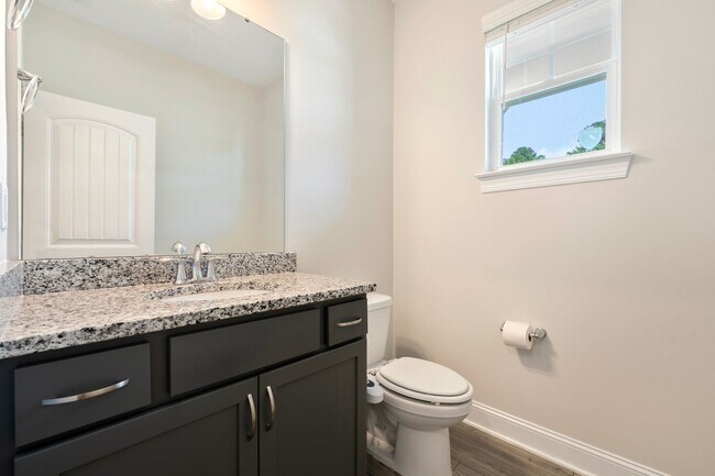 Building Photo - Available now! Spacious & beautiful 3 bedroom townhome!