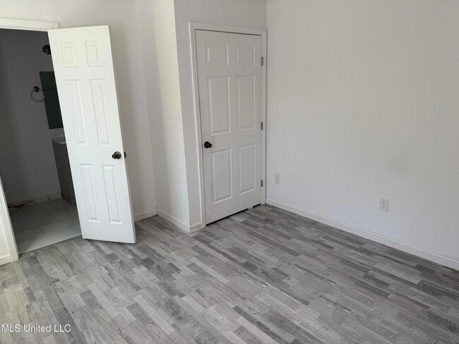 Building Photo - 212 E 2nd St