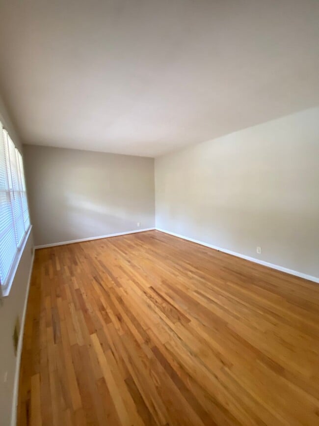 Building Photo - 18 Edwin Ave