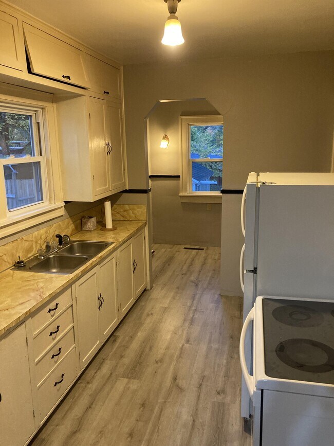 Building Photo - 630 W 7th Ave