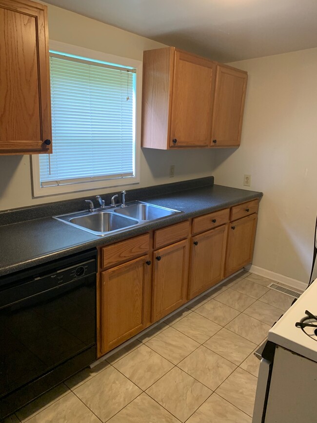 Building Photo - 329-2 Oldham Ave – Available August 2026