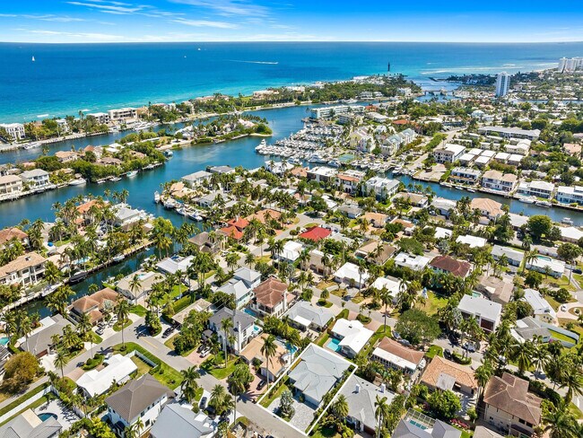 Building Photo - 2754 NE 31st Ct