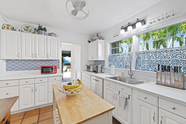 Building Photo - 325 Greymon Dr