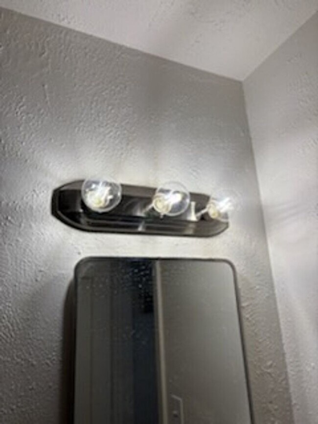 Building Photo - Taft Home 2 bd 1 ba  Must see