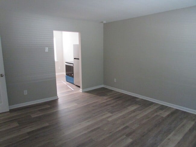Building Photo - Charming 2BD/1BA Garden-Style Apartment