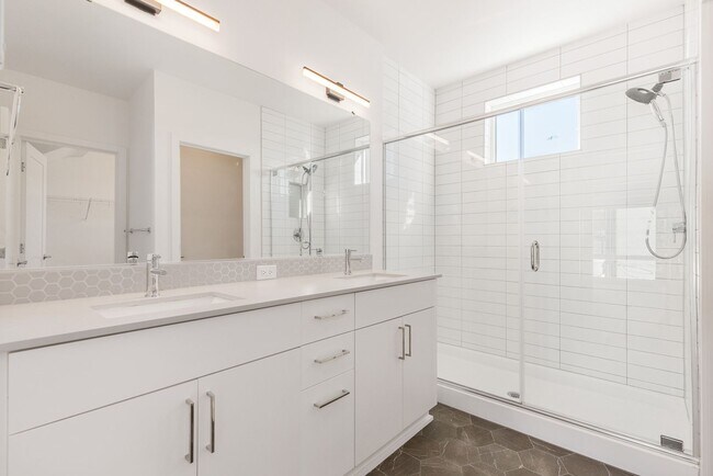 Building Photo - South Seattle Newer Townhome - Great location and floorplan