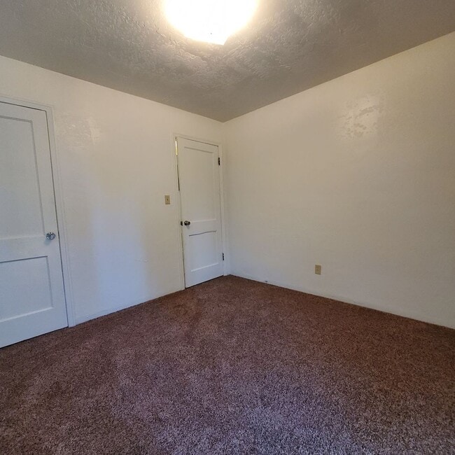 Building Photo - Cozy 2 Bed, 1 Bath Home close to Burkhart park!!