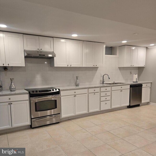 Building Photo - 3 Hillfield Ave