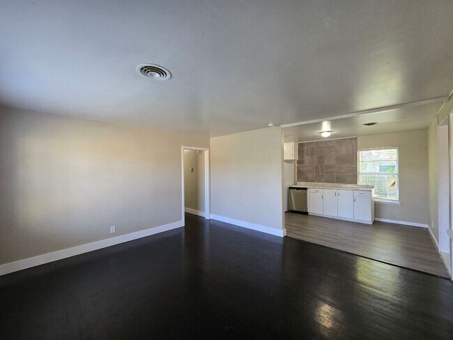 Building Photo - 208 W Anderson Ave