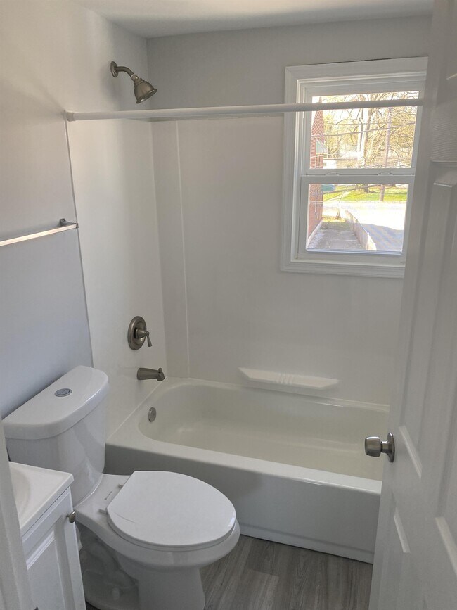 Building Photo - 400 Maple Ln