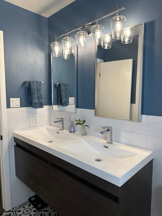 Building Photo - *** Near Domain * Stunning 4 Bedroom House * Fully Furnished * Designer Decorated * High End Luxu...