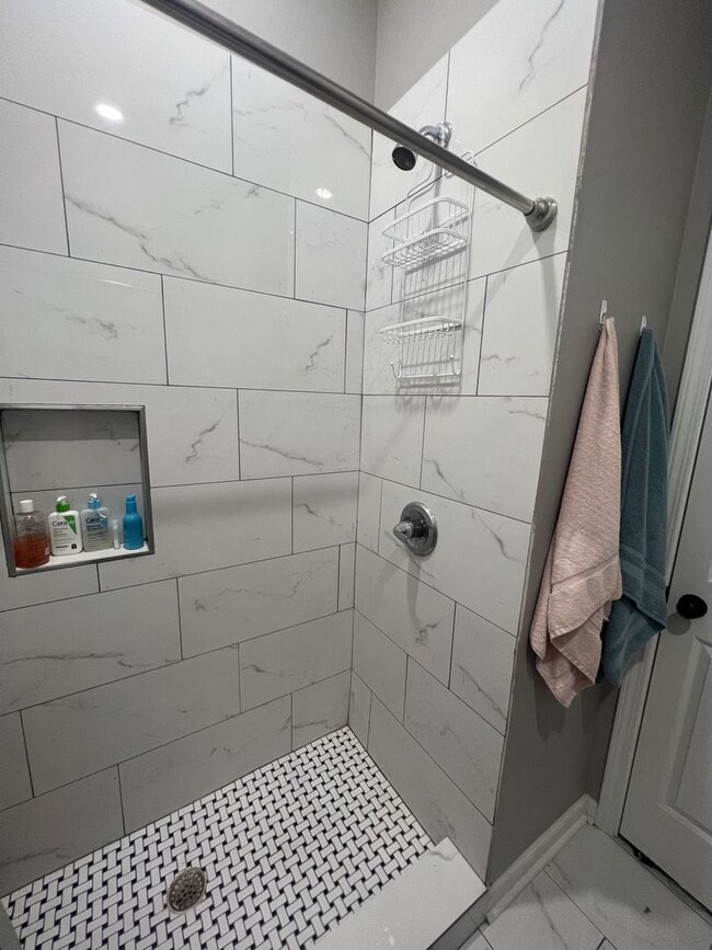 Building Photo - 5bd/3ba Adorable Home Available for Next S...