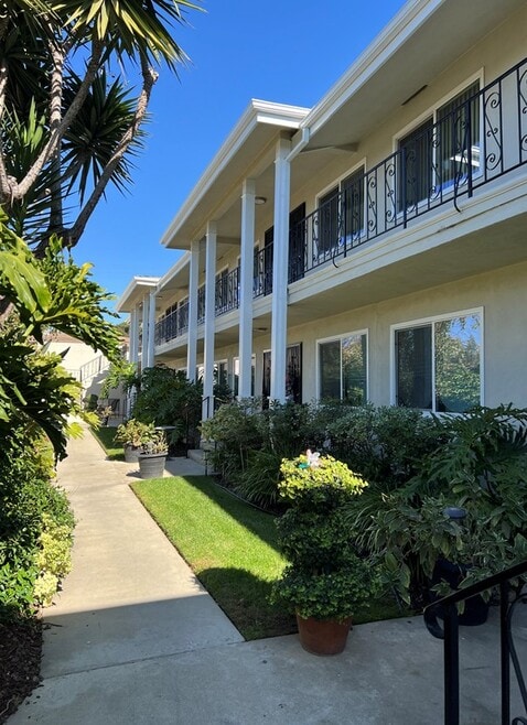 Building Photo - Plymouth Apartments