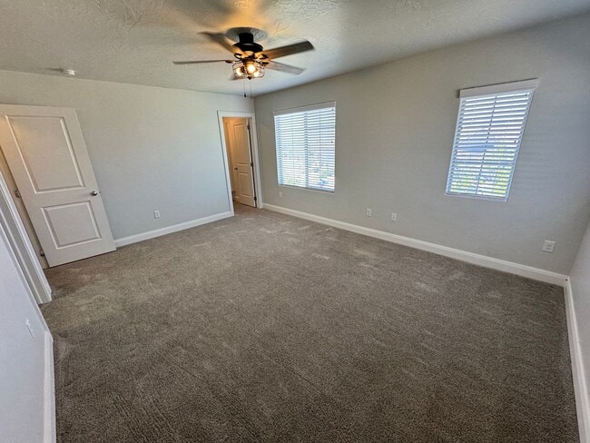 Building Photo - Pet Friendly!! Fresh and Clean!!  Ready to go!