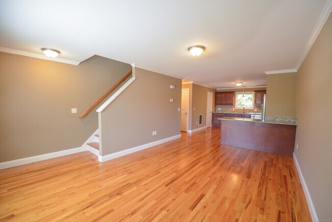 Building Photo - 341 Meadowside Rd