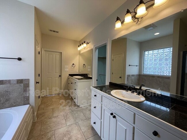 Building Photo - 10950 Hillpark Ave