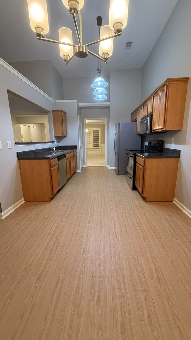 Building Photo - 2350 Walnut Tree Ct NE