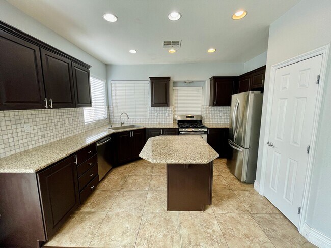 Building Photo - BEAUTIFUL HOME IN RHODES RANCH GUARD GATED COMMUNITY! AMMENITIES INCLUDE COMMUNITY BASKETBALL COU...