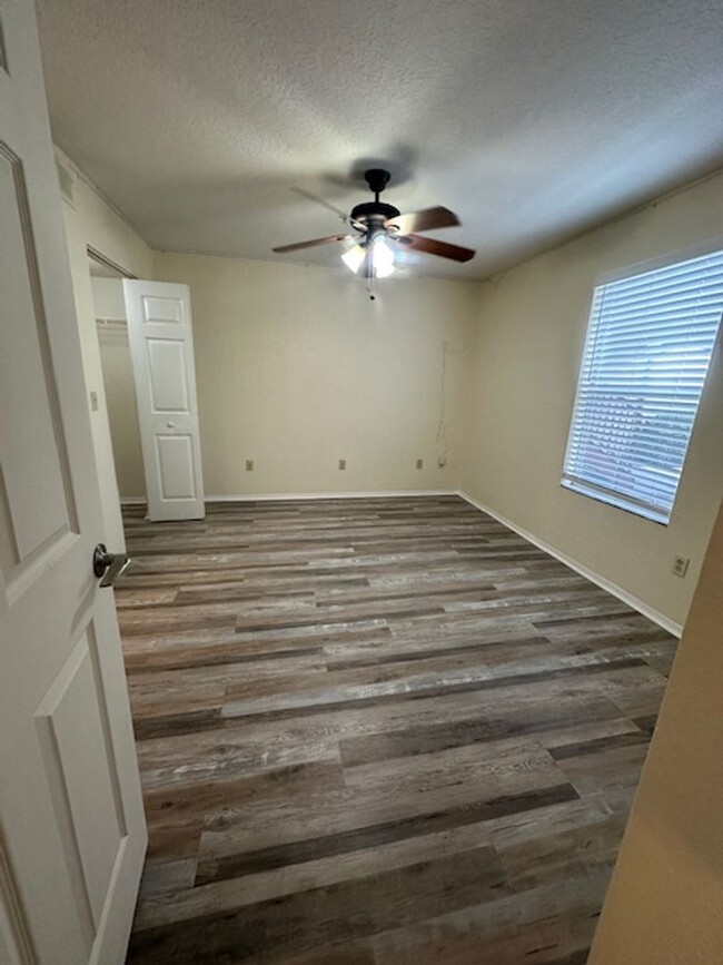 Building Photo - 822-106
