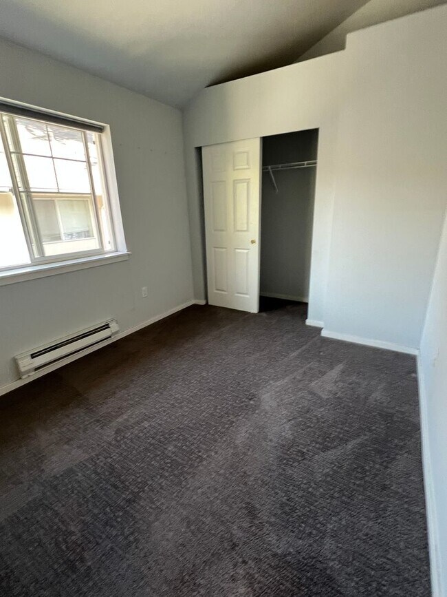 Building Photo - Vaulted Ceilings, Fireplace, LVP Flooring,...