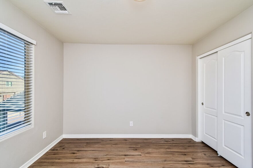 Building Photo - 6721 S May Fly Dr