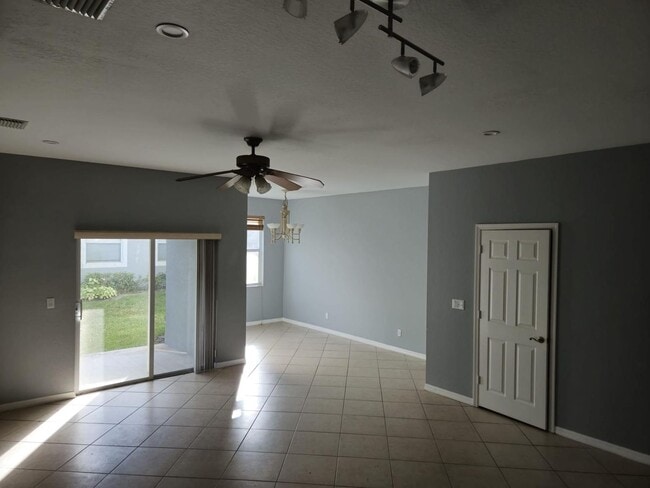 Building Photo - Prime Location & Modern Comfort in Greenacres! 3 Bed 2.5 Bath Townhouse