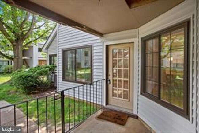 Building Photo - 1611-A Carriage House Terrace