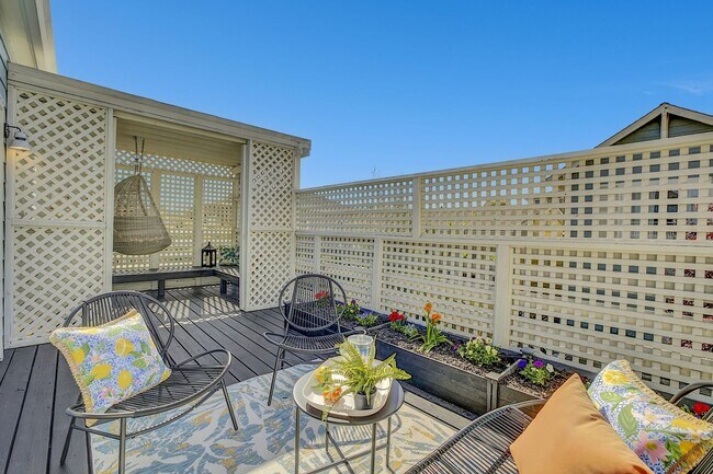 Building Photo - Wonderful House with Huge Deck in an Amazing Location