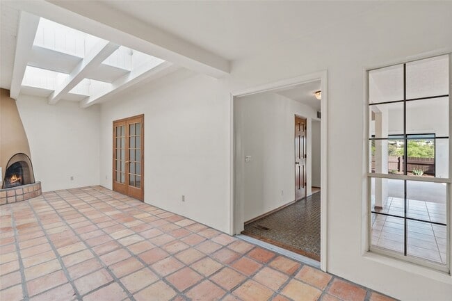 Building Photo - 280 Loma Entrada