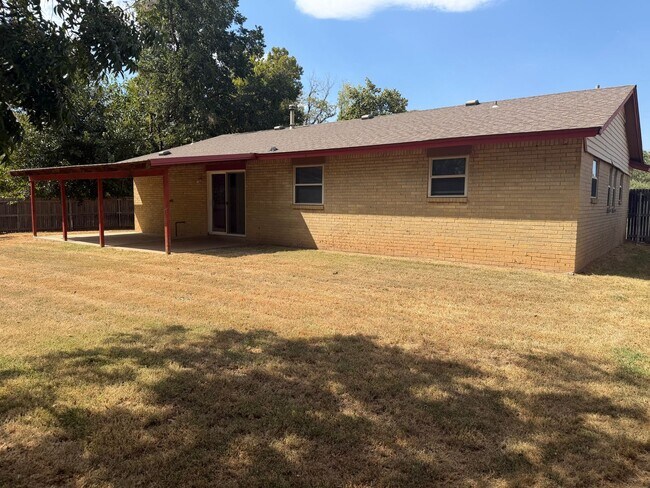 Building Photo - 17 Oak Hollow Rd