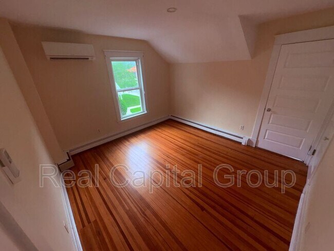 Building Photo - 376 Kenwood Ave