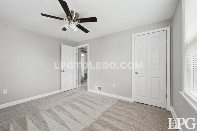 Building Photo - 928 W Gramercy Ave