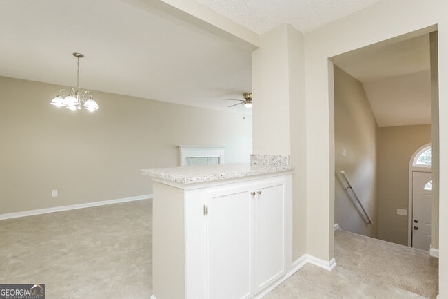 Building Photo - 219 Hampton Dr