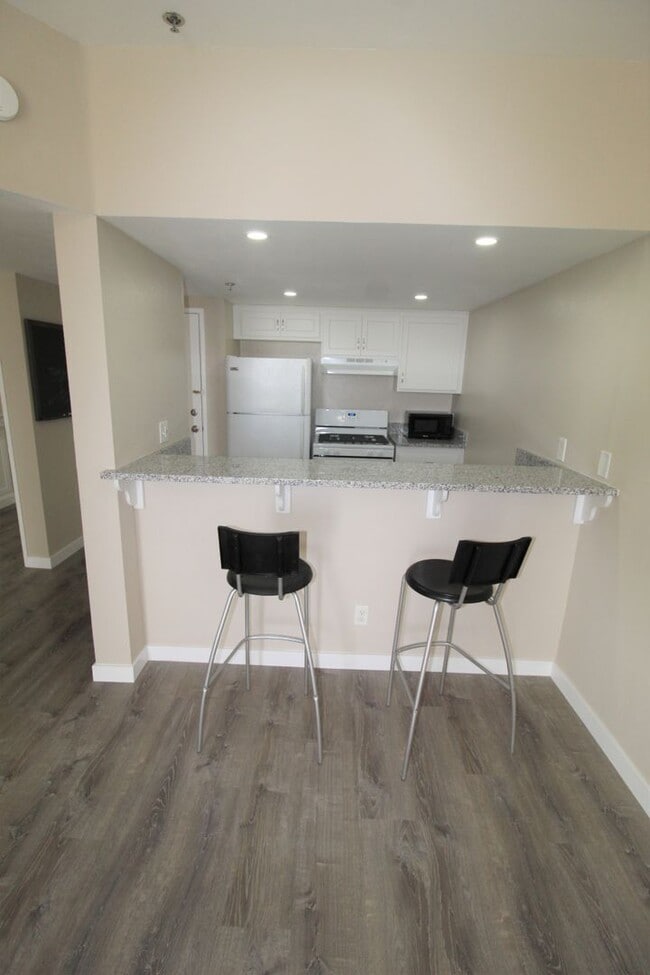 Building Photo - Remodeled Condo in Central Oxnard Gated Community!