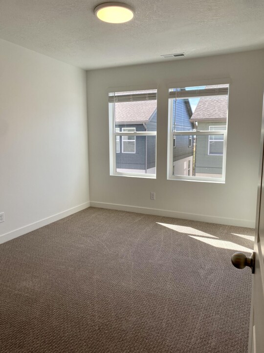 Building Photo - 638 N Autumn Ash Cir