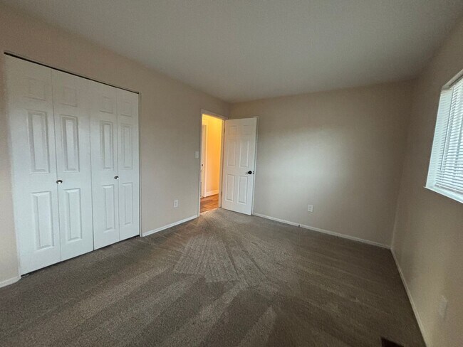 Building Photo - 5 Bed, 2 Bath Ranch-style w/ A/C! - Available Now! - MileStone Real Estate Services